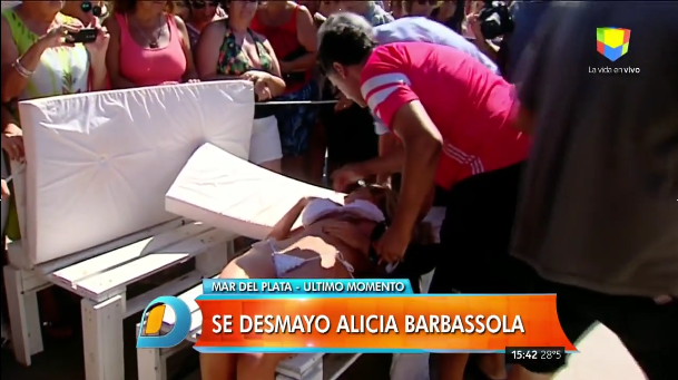 El impactante momento en que vedette se desmaya en vivo tras recibir notificación judicial