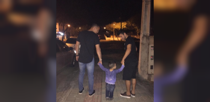 Sobreviviente del 'Chape' juega con el hijo de su mejor amigo fallecido en la tragedia