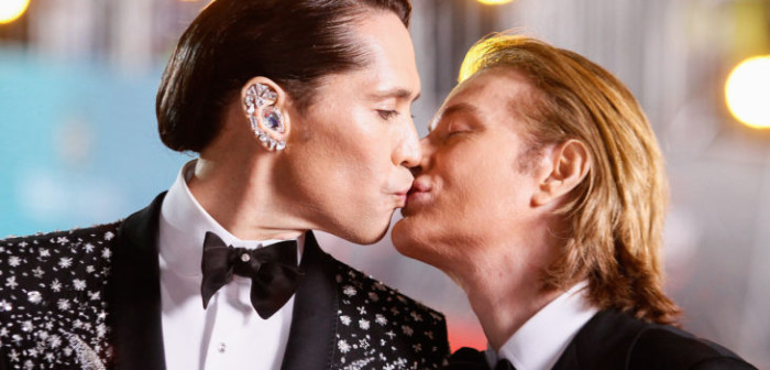 Di Mondo se muestra desnudo en íntima pieza audiovisual junto a su novio