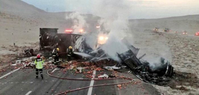 Conductor muere calcinado tras colisión frontal de dos camiones al interior de Iquique