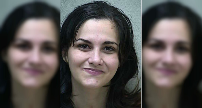 Mujer en condición de calle arrestada por tener sexo en baño público con 2 menores de edad