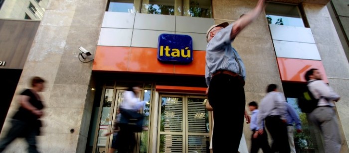 Adulto mayor roba sucursal bancaria tras amenazar a cajera con una supuesta bomba