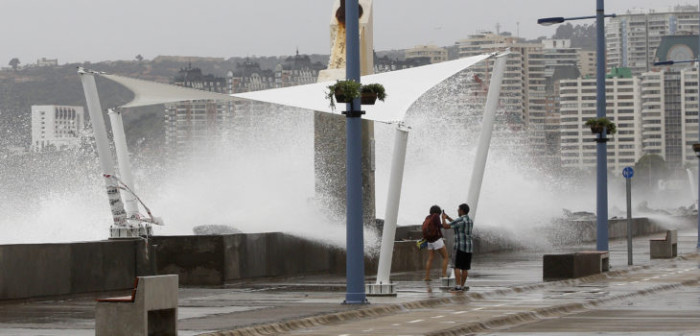 Armada alerta de olas de hasta 4 metros por marejadas en todo el país