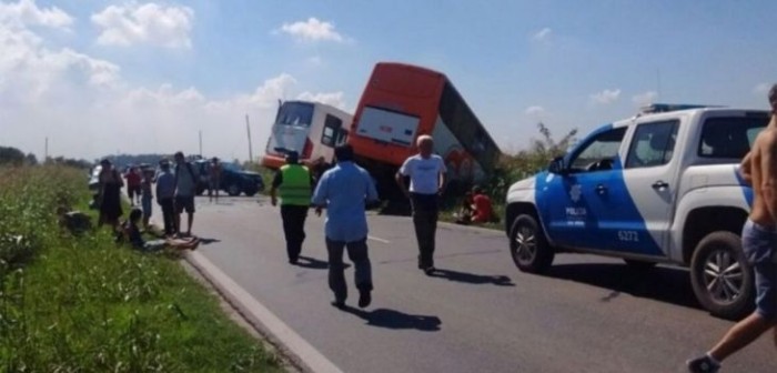 Colisión frontal de dos buses dejó 12 muertos y 28 heridos en Argentina
