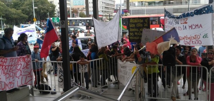 Familias de campamento protestan contra alcaldesa Reginato en frontis del Hotel O'Higgins