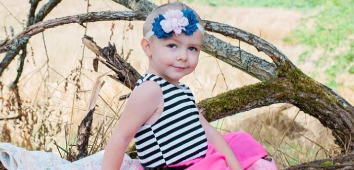 Devastadora foto de una madre con las cenizas de su hija conmueve en Facebook