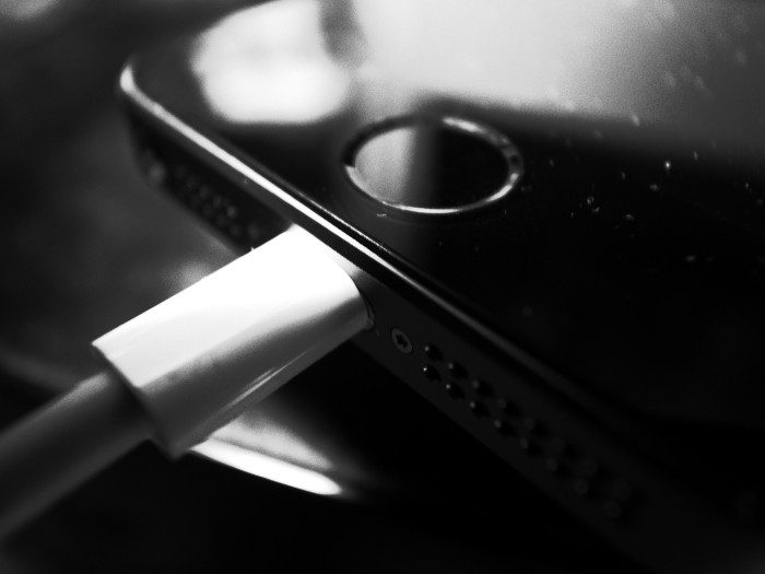 Hombre murió electrocutado mientras cargaba su iPhone con una extensión