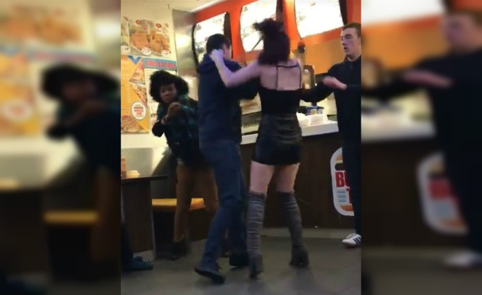 Video captó brutal pelea en local de comida rápida: chico golpeó a dos mujeres