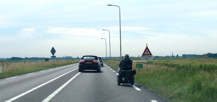Abuelo de 92 años se mete en una autopista con su silla de ruedas