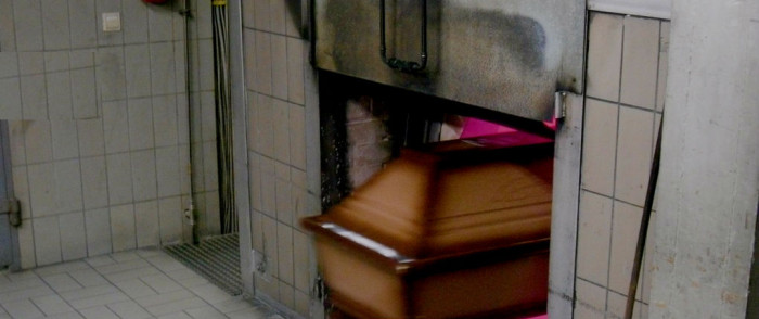 Médicos declararon muerta a una joven pero se equivocaron: la cremaron viva