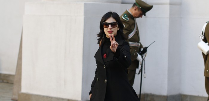 Karol Cariola 'bromea' en Twitter tras error ortográfico de Jacqueline Van Rysselberghe