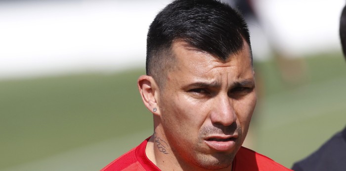 Gary Medel indignado con CHV tras señalar que sus hijos estudiaban becados
