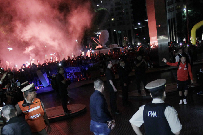 La 'Roja' llegó a Buenos Aires y recibe un masivo apoyo de hinchas chilenos