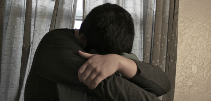 Pequeño descubrió por fotos que amigo de la familia abusó de su hermana menor