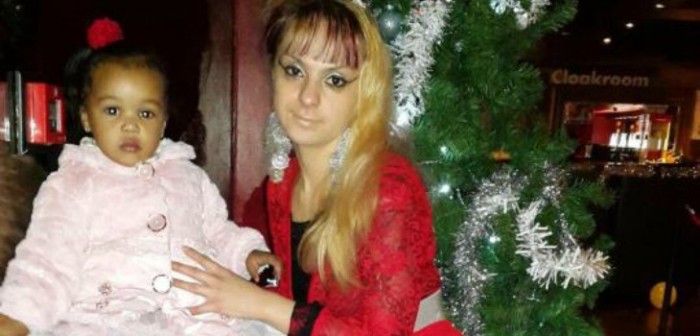 Impensado descubrimiento de una madre tras sentir mal olor en su hija durante dos semanas