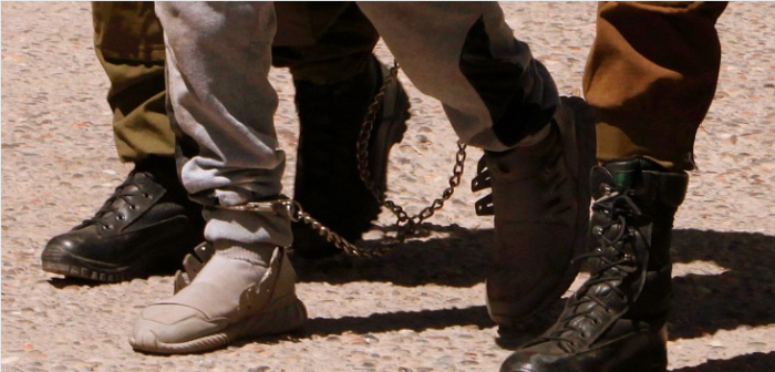 Incómoda broma de hombre en una cita terminó con él arrestado por policías