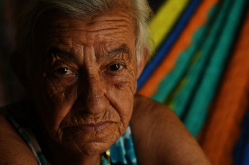 Abuelita de 86 años construyó magnífica casa de botellas: la soñó y convirtió en realidad