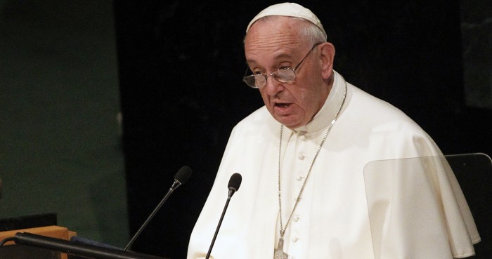 La travesura de niña de 3 años que sorprendió al Papa Francisco y saca risas en redes