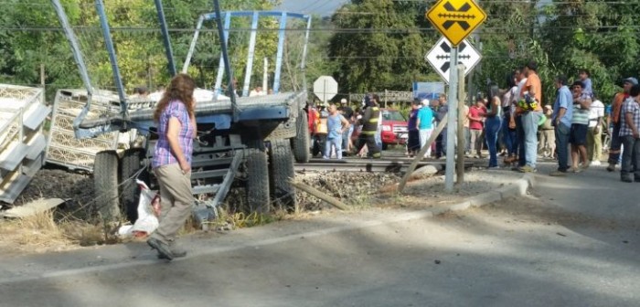 Choque entre camión y tren de pasajeros deja un muerto en Requínoa
