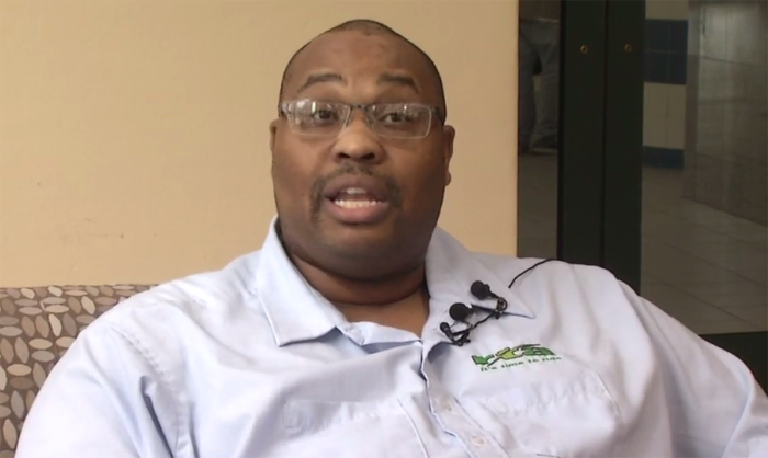 Chofer estadounidense se convierte en héroe tras salvar a mujer que intentaba suicidarse