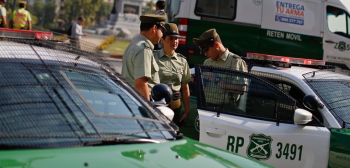 Detienen a dos extranjeros tras ofrecer soborno a carabineros: habían robado $65 millones