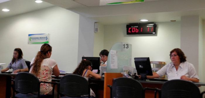 Ministro Enrique Paris confirmó que planes de Isapres no registrarán alza para el período 2021-2022