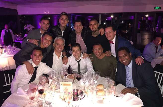 Sin escándalos: jugadores de la ‘Roja’ comparten fotografía en celebración de matrimonio