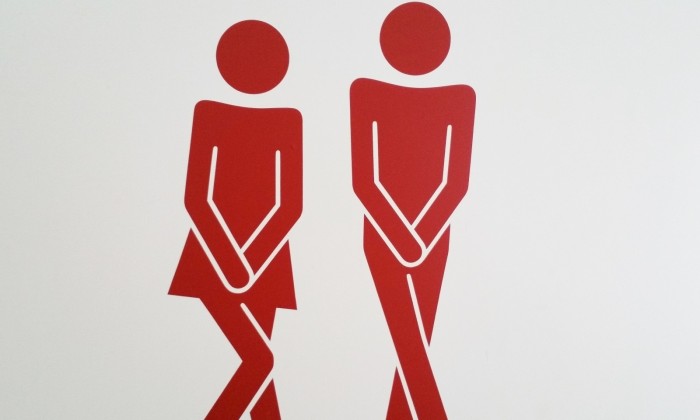 Esto sucede con tu cuerpo si no vas al baño cuando tienes ganas