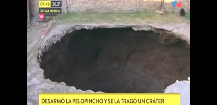 Mujer salió a colgar ropa al patio de su casa: en segundos se la tragó la tierra