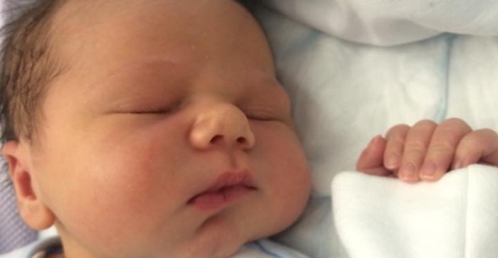 Tierno hábito de sacar la lengua de bebé era en realidad signo de terrible enfermedad