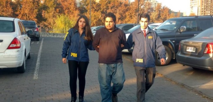 Detienen a hombre por abuso sexual impropio y almacenamiento de pornografía infantil