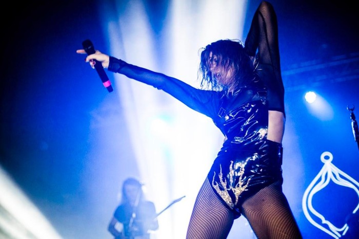 Cantante Tove Lo se robó las miradas en Lollapalooza Chile con inesperado topless en vivo