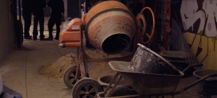 Niñas de 3 años mueren en mezcladora de cemento tras activarla accidentalmente en China