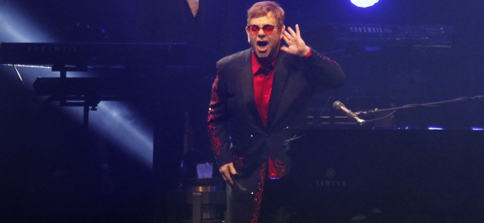 Elton John contrajo infección 