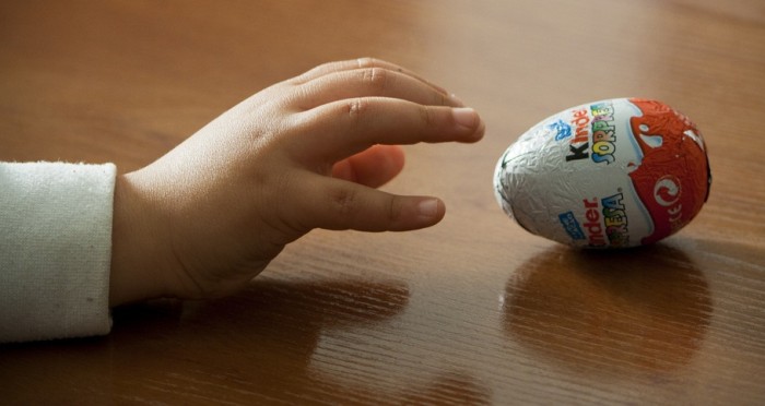 Reino Unido: madre encuentra peligroso elemento al interior de Kinder Sorpresa de su hija