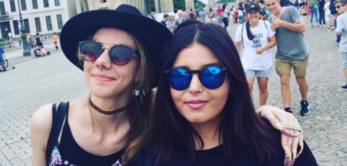 Así luce la adolescente que no se ha cortado sus uñas durante tres años: miden unos 11 cm.