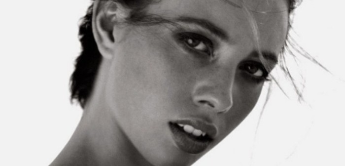 Inocente video de modelo con bebé fue catalogado como enfermizo por seguidores