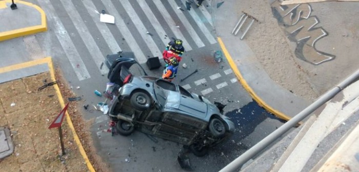 Vehículo cae desde paso sobre nivel en Providencia