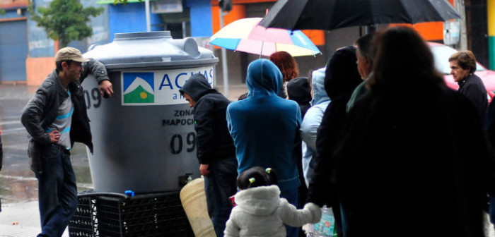 Autoridades exigen a Aguas Andinas medidas a corto plazo tras masivo corte de suministro