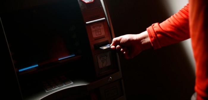 Video revela cómo operan los clonadores de tarjetas en cajeros automáticos