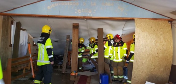 8 heridos deja colapso del segundo piso de una iglesia evangélica en Quellón