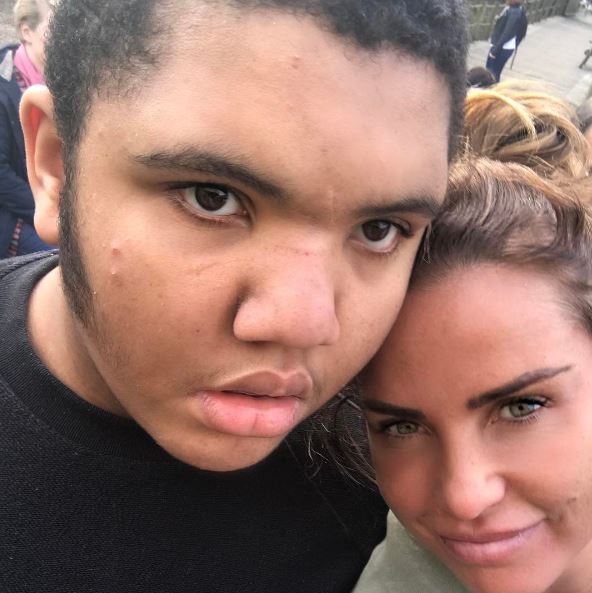 Katie junto a su hijo, Harvey | Instagram