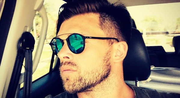 Leandro Penna se muestra incómodo tras paparazzeo en aeropuerto de Santiago