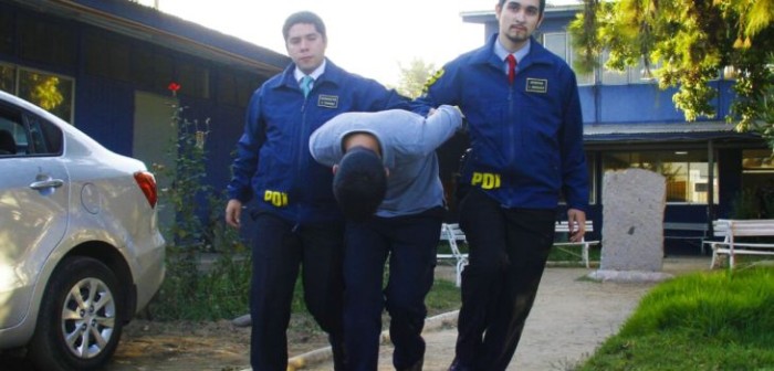 Detienen a dos falsos detectives que intentaron robar una casa: uno era conductor de Uber