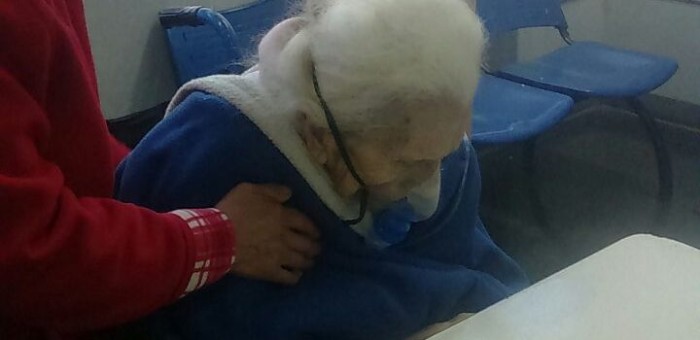 Valparaíso: Denuncian que mujer de 89 años esperó atención hospitalaria en silla de ruedas