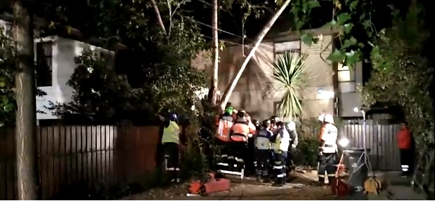 Rescatan a hombre tras quedar atrapado en reja de su domicilio en Las Condes