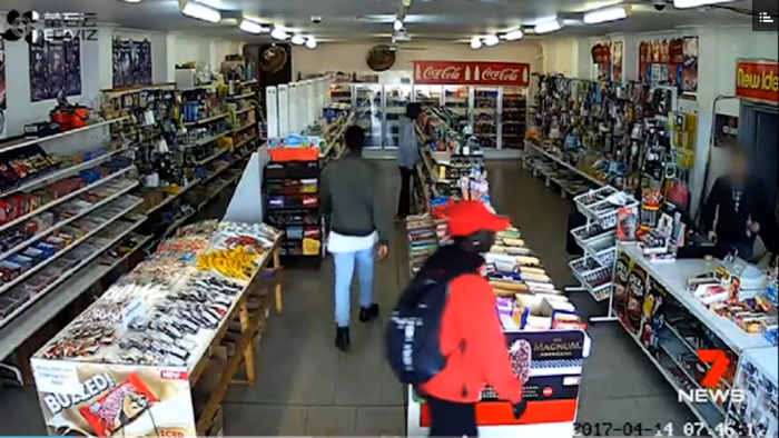 Indignación causa cartel racista que prohíbe el ingreso de 