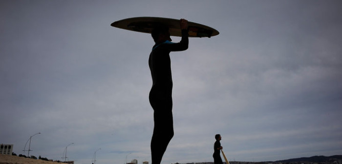 Pescador artesanal capea olas y rescata a surfista accidentado en playa de Cobquecura