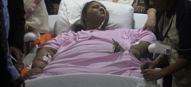Egipcia que llegó a pesar 500 kilos es trasladada de India a Emiratos