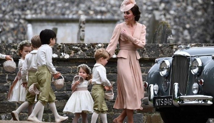 Fotografían a Kate Middleton reprendiendo al pequeño George durante boda de su hermana